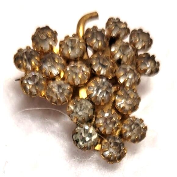 Clear Rhinestone Grapes Fruit Cluster Bunch Goldtone Brooch Prong Set Vintage - Picture 6 of 8